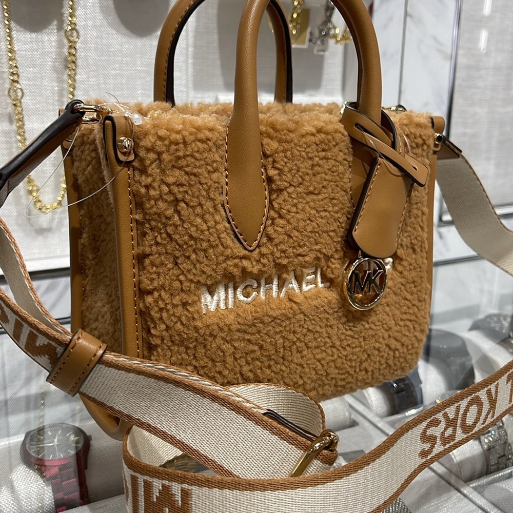Michael Kors Mirella Extra-Small Sherpa XS SHOPPER XBODY
SHEARLING Crossbody - Picture 14 of 16